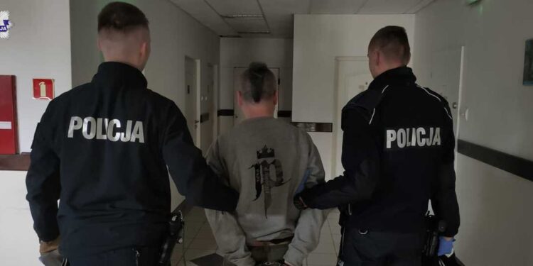 Groził matce siekierą, bo chciał pieniędzy