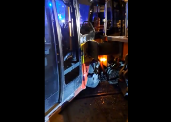 Autobus komunikacji publicznej zepsuł się na przejeździe kolejowym. Uderzyła w niego lokomotywa