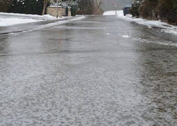 Kolejny alert IMGW w województwie. Uwaga na „szklankę” na drogach