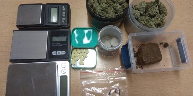 Policja zabezpieczyła prawie 600 dilerskich porcji narkotyków