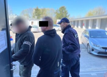 Wymusili pieniądze i straszyli bronią. Policjanci zatrzymali 3 osoby