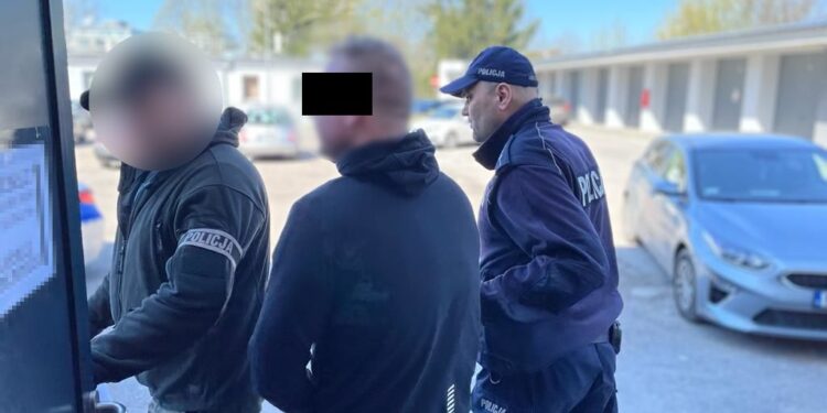 Wymusili pieniądze i straszyli bronią. Policjanci zatrzymali 3 osoby