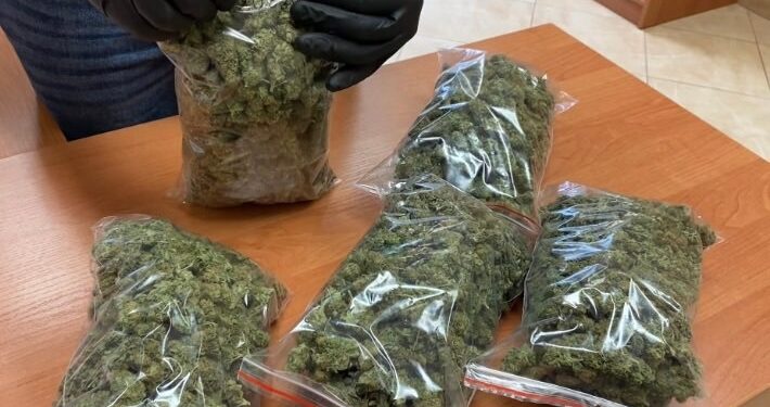 W plecaku niósł prawie kilogram marihuany