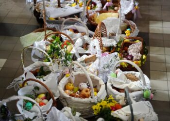 Wielka Sobota. Wspólne święcenie pokarmów i oczekiwanie na Zmartwychwstanie Jezusa Chrystusa