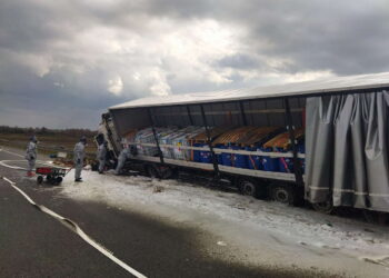 Na S17 zderzyły się dwa pojazdy. Jednym z nich przewożono substancję łatwopalną