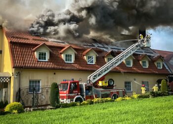 Pożar pensjonatu w Nałęczowie gasiło około 100 strażaków