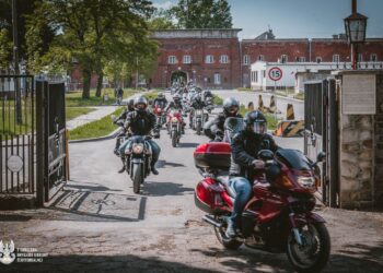 Wyruszył 4. Motocyklowy Rajd Weterana. Żołnierze odwiedzają groby poległych na misjach zagranicznych