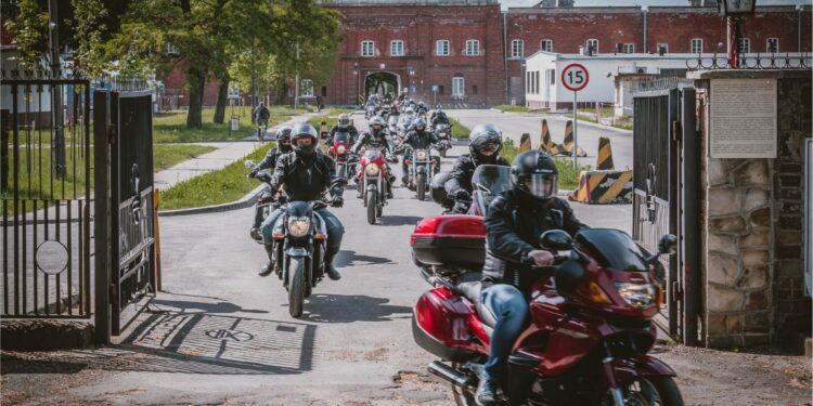Wyruszył 4. Motocyklowy Rajd Weterana. Żołnierze odwiedzają groby poległych na misjach zagranicznych