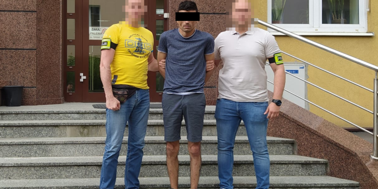 Złodziej katalizatorów w rękach policji. Wpadł z narkotykami