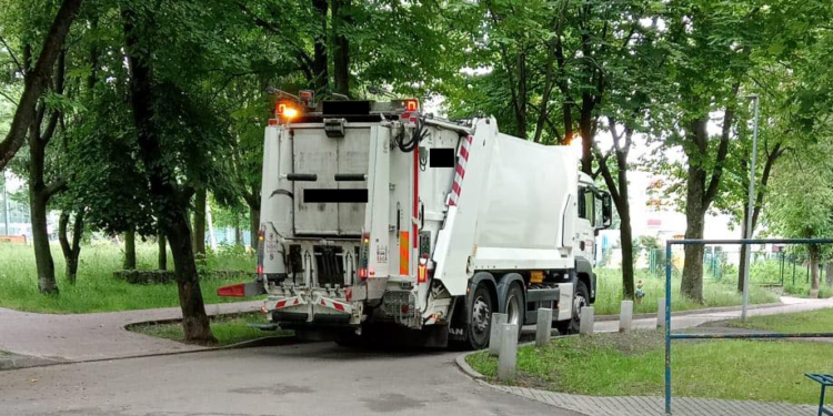 81-latka pod kołami śmieciarki