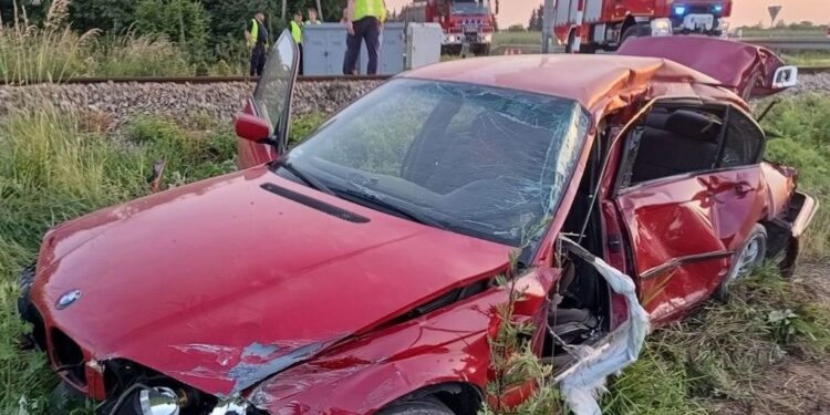 Wjechał pod nadjeżdżający szynobus. 23-latek walczy o życie