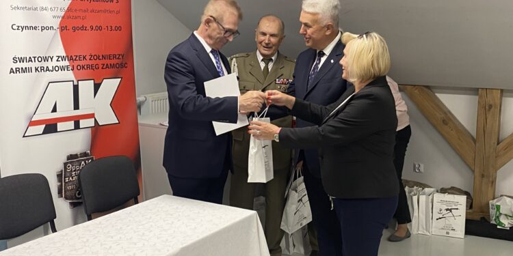 Upamiętnili pomordowanych Polaków w latach 1939-1947 w lesie we wsi Staszic
