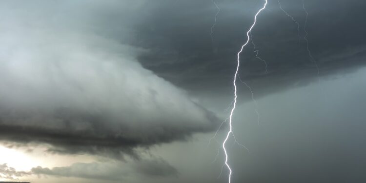 Przed nami dzień z burzami, gradem i intensywnymi opadami deszczu