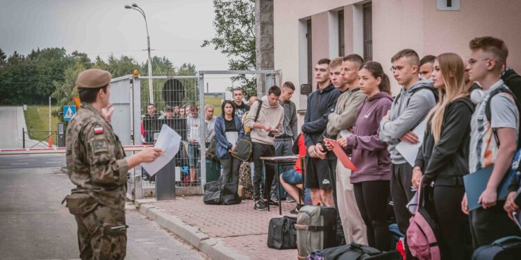 Wybrali wakacje w mundurze