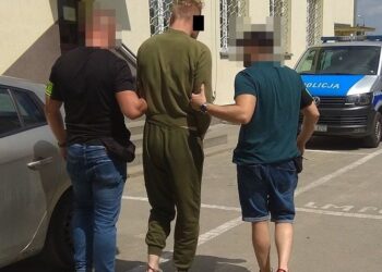 Zaatakował nożem swoich dziadków. Starszy mężczyzna nie żyje, kobieta walczy o życie