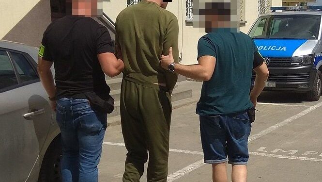 Zaatakował nożem swoich dziadków. Starszy mężczyzna nie żyje, kobieta walczy o życie