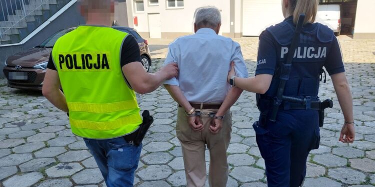 Pryskał w żonę gazem łzawiącym. Mężczyzna jest w rękach policji