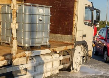 Kierowca nie zabezpieczył ładunku. Doszło do wycieku kwasu siarkowego