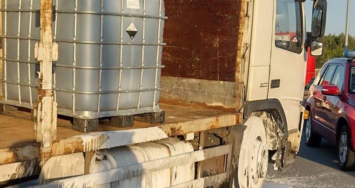 Kierowca nie zabezpieczył ładunku. Doszło do wycieku kwasu siarkowego