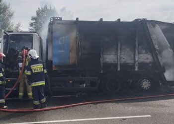 Pożar śmieciarki na drodze S12/S17 w kierunku Lublina