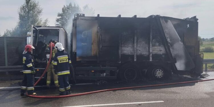 Pożar śmieciarki na drodze S12/S17 w kierunku Lublina