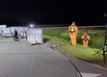 Z ciężarówki spadły zbiorniki z kwasem siarkowym. Droga S12 jest nieprzejezdna