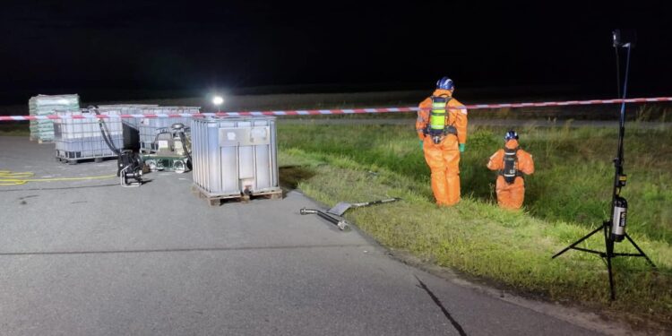 Z ciężarówki spadły zbiorniki z kwasem siarkowym. Droga S12 jest nieprzejezdna