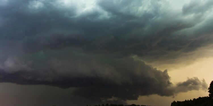 IMGW ostrzega przed burzami z gradem oraz bardzo silnym wiatrem