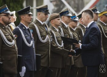 Pomógł poszkodowanej turystce. Kpr. Damian Pawelec wyróżniony przez ministra obrony narodowej