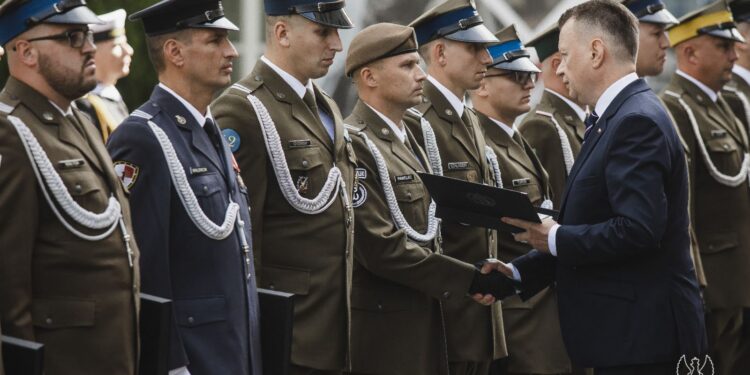 Pomógł poszkodowanej turystce. Kpr. Damian Pawelec wyróżniony przez ministra obrony narodowej