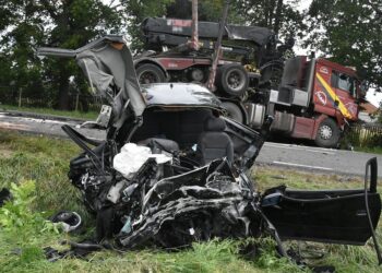 Czołowe zderzenie z ciężarówką. Nie żyje 38-letni mężczyzna