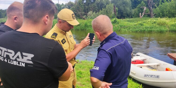 Służby wykorzystują drona, łodzie z sonarami i echosondami. Szukają zaginionego 32-latka