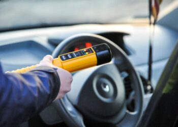 Kompletnie pijana kobieta uciekała przed policjantami. Wiozła 9-letnią córkę