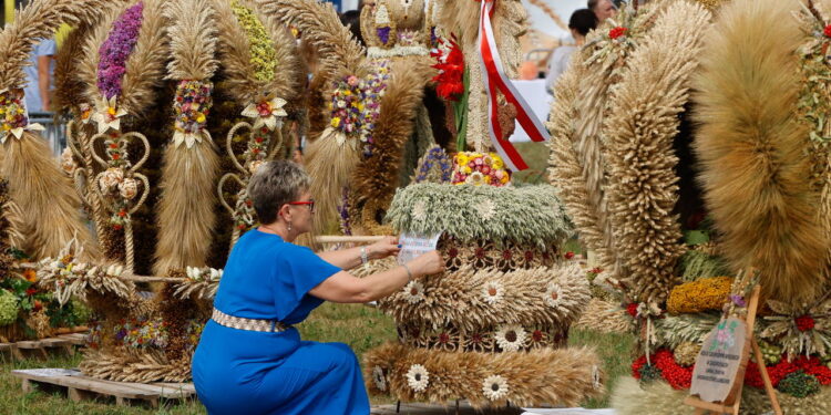 Dożynki Wojewódzkie Radawiec 2023. Dzielono się chlebem i rozstrzygnięto konkursy wieńcowe