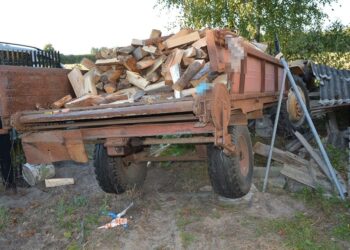 Wisznice: Rozładunek drewna przez 85-latka zakończył się tragicznie