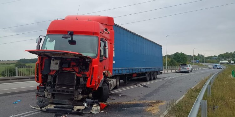 Po zderzeniu trzech aut jedna osoba trafiła do szpitala