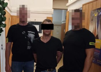 Wepchnął przypadkową osobę pod autobus