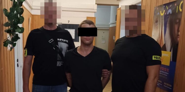 Wepchnął przypadkową osobę pod autobus