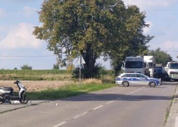 Zderzenie osobówki ze skuterem. Życia mężczyzny nie udało się uratować