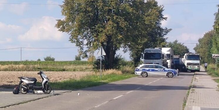 Zderzenie osobówki ze skuterem. Życia mężczyzny nie udało się uratować