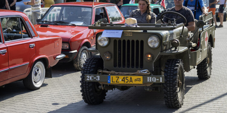 300 pojazdów na zlocie klasyków pod Roztoczańskim Muzeum PRL w Zamościu!