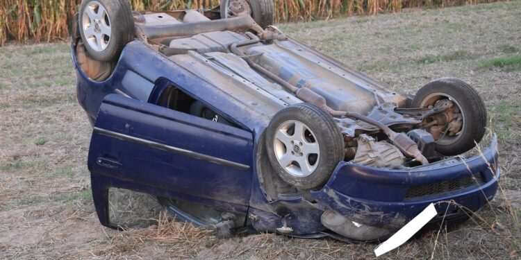 Pijany kierowca dachował. Wiózł 19-letnią kobietę z rocznym dzieckiem