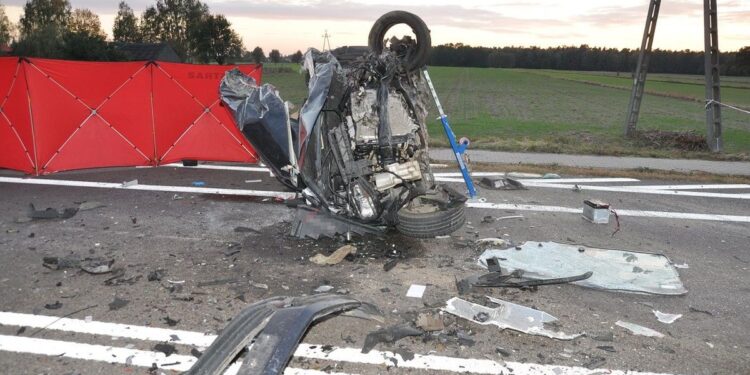 Śmiertelny wypadek na DK2. Auto zderzyło się z ciężarówką