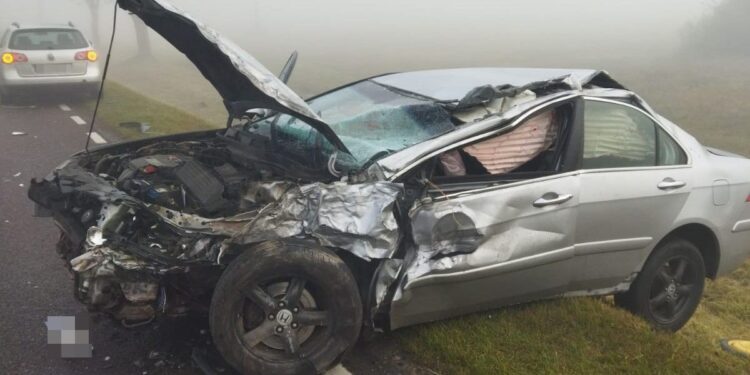 Zderzenie ciężarówki z osobówką. Jedna osoba ranna, droga zablokowana