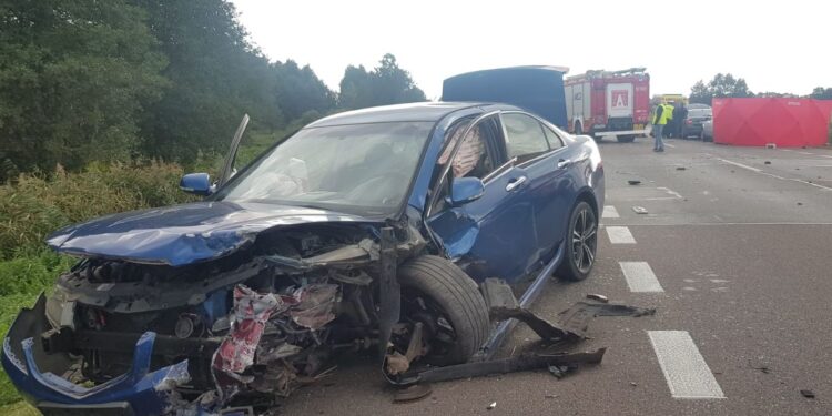 Czołowe zderzenie na DK19. Nie żyje kierowca jednego z aut