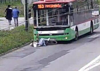Mogło dojść do tragedii. Rowerzystka wjechała wprost pod autobus