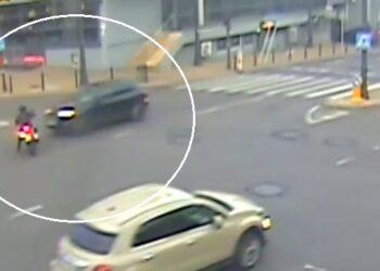 Motocyklistka wjechała pod samochód