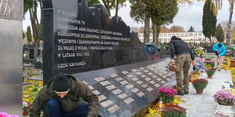 Będą porządkować i dekorować mogiły żołnierzy niepodległościowych w Lublinie