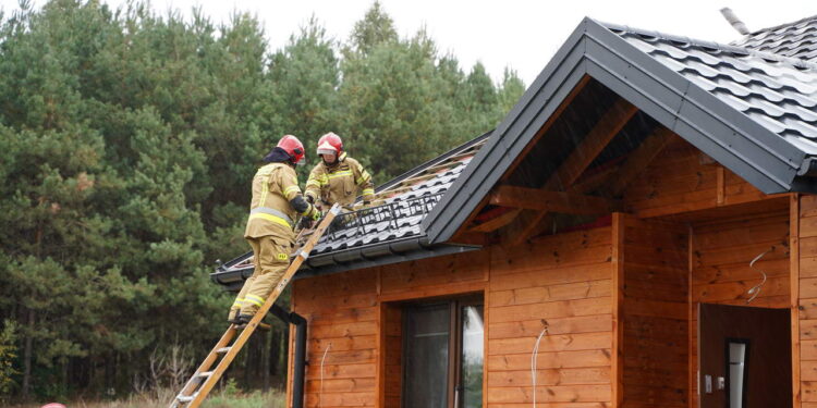 Pożar domu w Rykach. Ogień gasiło 6 zastępów straży pożarnej