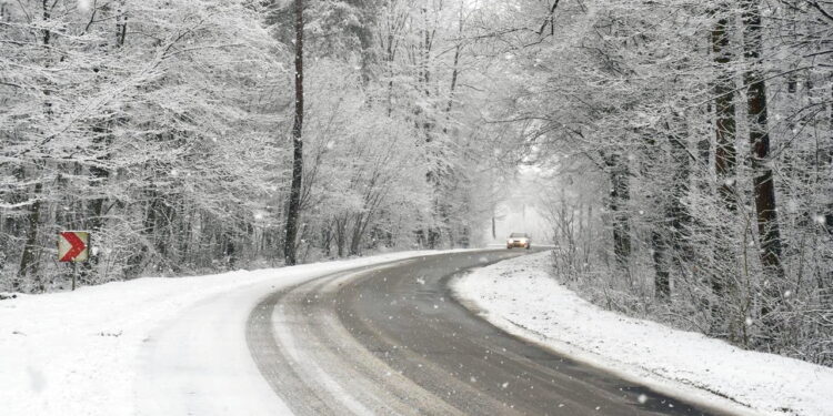 Alert IMGW. Może spaść nawet 15 cm śniegu
